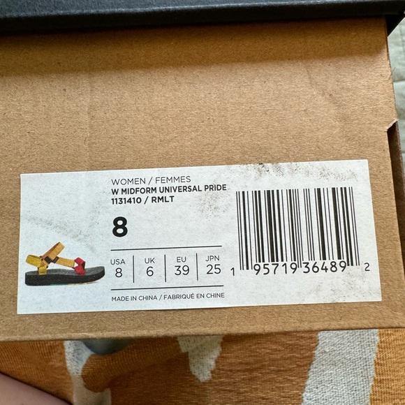 Teva flatform universal pride, size 8. NIB - Picture 4 of 4